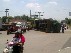 Gandengan Truck Terguling di Depan Pintu Tol Krapyak