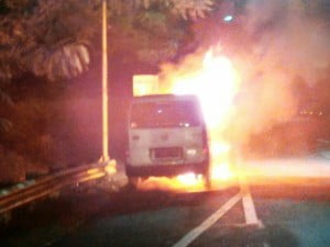 Korsleting, Mobil Terbakar di Pintu Tol Tembalang