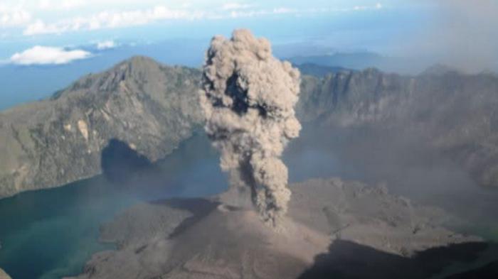 Gunung Barujari Kembali Meletus
