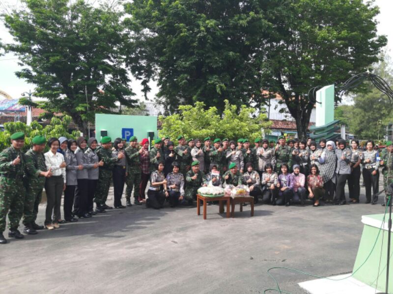 Berkunjung ke Markas Kodim 0716/Demak, Kapolres Berikan Tumpeng di HUT TNI ke 71