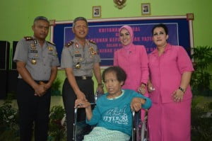 Terima Kursi Roda, Rona Bahagia Muncul di Mata Sulasih