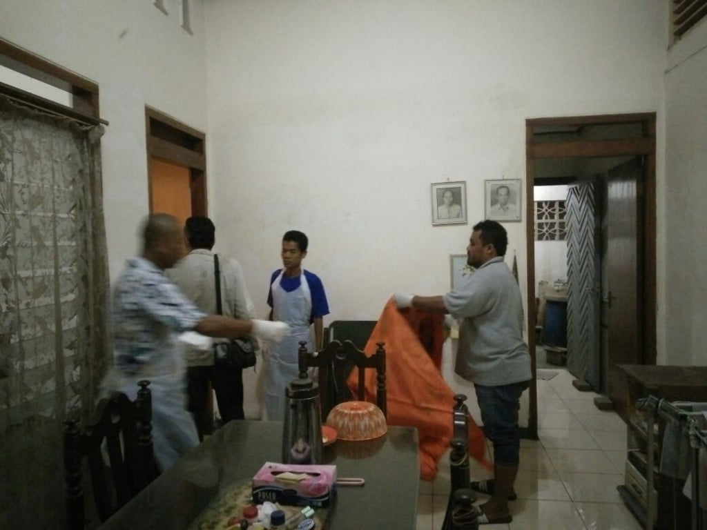 Manula ditemukan Tewas Membusuk Dirumahnya