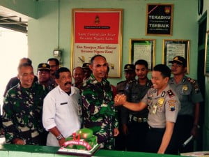 Hari TNI, Kapolsek Semarang Barat Kirim Kejutan kepada Danramil