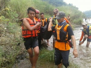 Swafoto di Tepi Sungai, Dua Remaja Hanyut