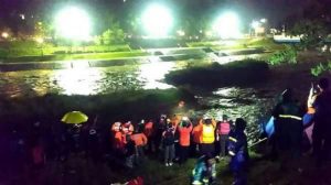 Dua Pemancing Terjebak di Tengah Sungai Kanal Barat