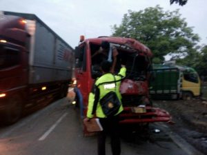 Sopir Mengantuk, Truck Bahan Kimia Tabrak Truck Pasir