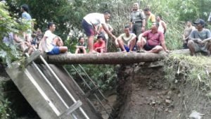 Jembatan Penghubung Dua Desa di Kedungjati Ambrol