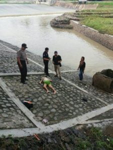 Mayat Perempuan dengan Daster Hello Kity Ditemukan di Sungai Banjir Kanal Barat