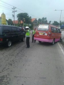 Angkot Pecah Ban di Tugu Sopir Tewas