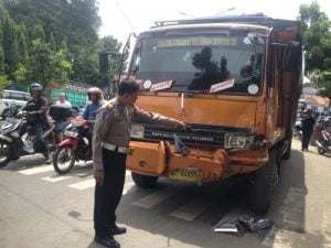 Truck Tabrak Delapan Mobil dan Dua Sepeda Motor di Ngaliyan