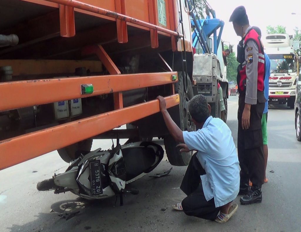 Tronton Tabrak Pick Up dan Gilas Motor Sebab Rem Blong