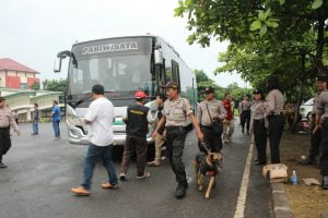 Semua Kendaraan umum menuju Jakarta diperiksa