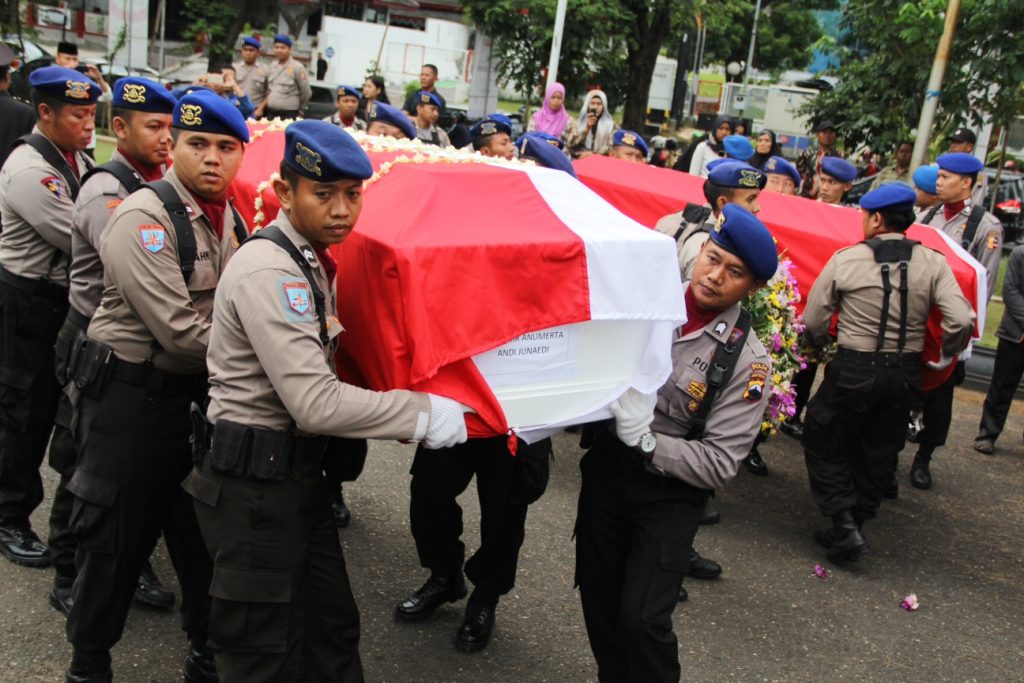 Dua Jenazah Polri Diiringi Salvo