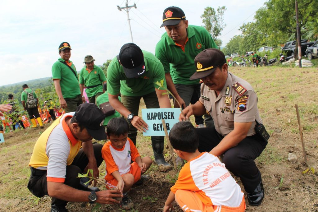 Dari 2000 Bibit Jati, 500 Bibit Diantarnya Ditanam anak TK