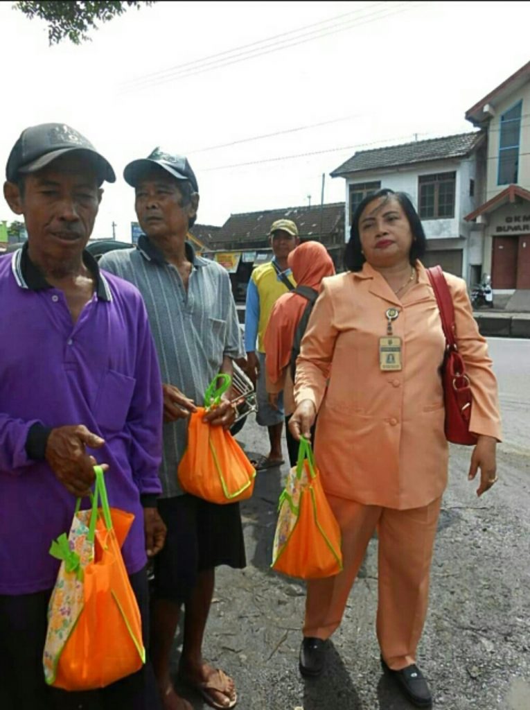 Sambut Hari Ibu, Dharma Wanita Karangtengah Santuni Tukang Becak