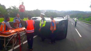 Ban Belakang Meletus, Mobil Terbalik