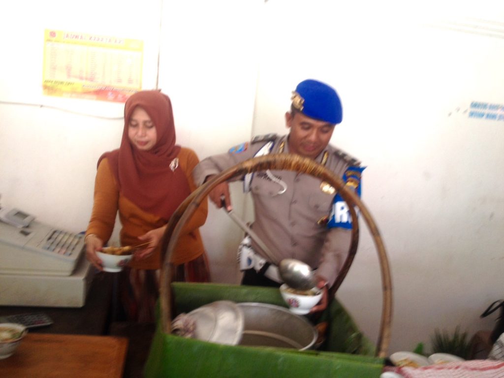 Anggota Provost Polrestabes Ini Gratiskan Soto Setiap Hari Jum’at