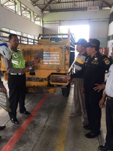 Pengecetan Truk-truk Dengan Cat Saat KIR