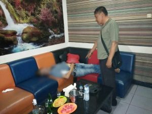 Baru Satu Tenggakan, Hendrik Tewas di Room Karaoke