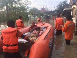 Relawan Selamatkan Nenek Dari Kepungan Banjir