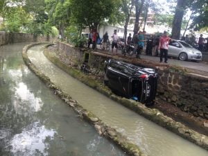 Hindari Motor, Mobil Milik Pegawai Pemkot Terjun Ke Sungai