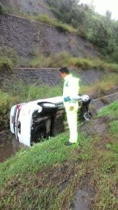 Ban Selip, Mobil Ini Nyungsep di Jalan Tol