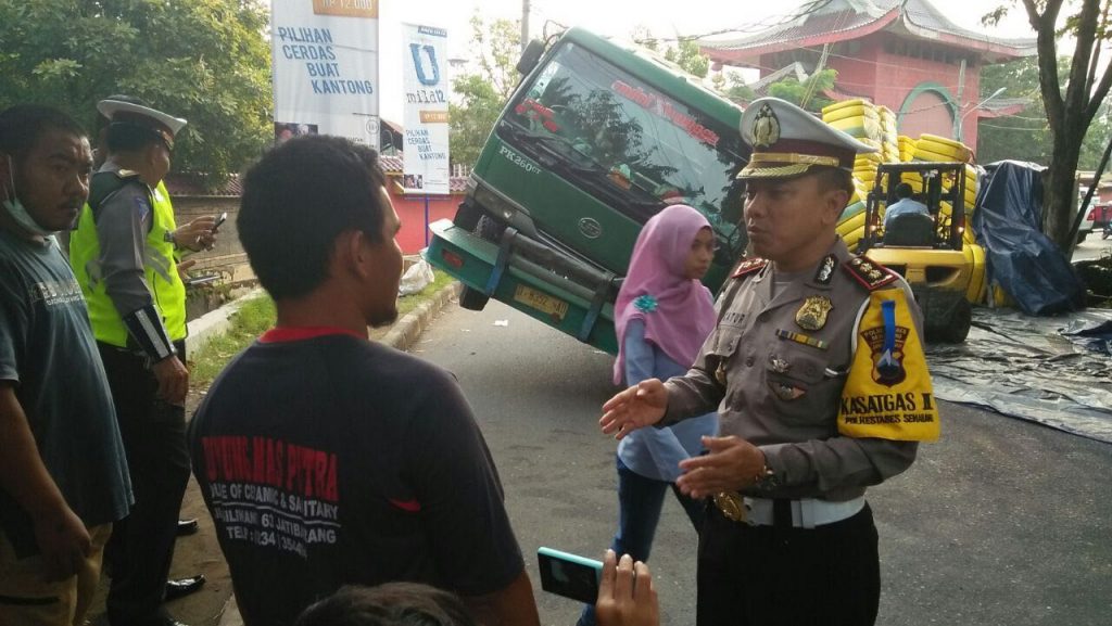 Truk Tronton Bermuatan 38 Ton Kapas Terguling di Simongan