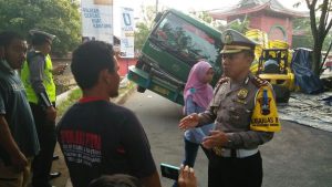 Truk Tronton Bermuatan 38 Ton Kapas Terguling di Simongan