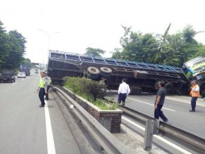 Tidak Kuat Nanjak Truk Bermuatan Sepeda Motor Terguling