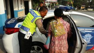 Polisi Grobogan Bantu Nenek Yang Ditelantarkan Cucunya