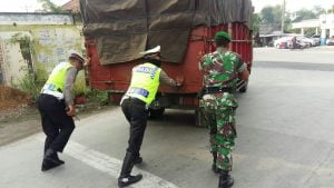 Operasi Sinpatik Candi 2017, Satlantas Bantu Dorong Truk Mogok