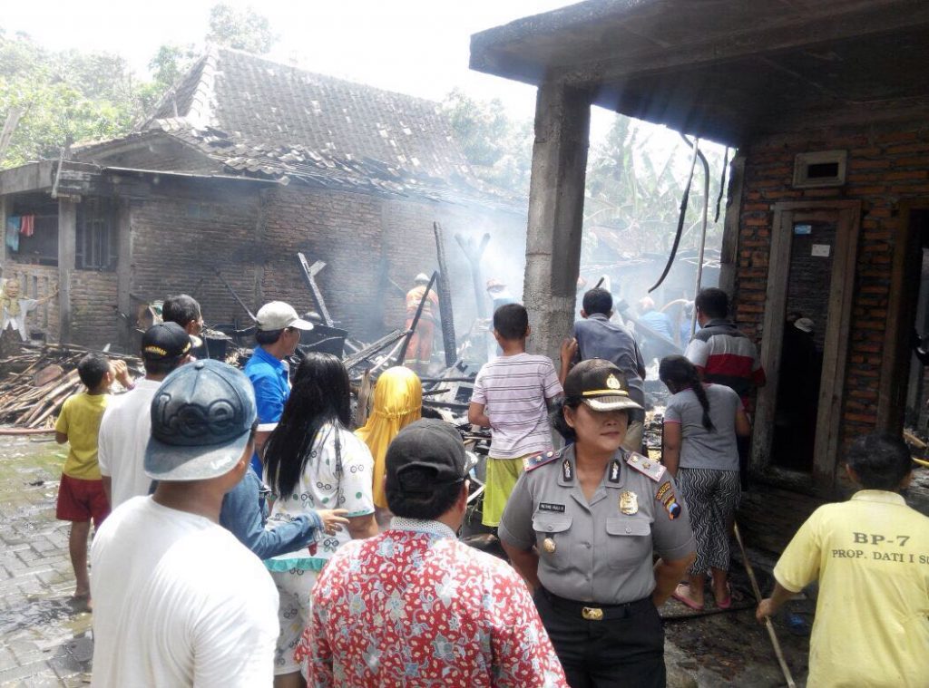 Ditinggal Pergi Pemiliknya, Rumah Terbakar
