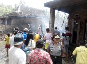 Ditinggal Pergi Pemiliknya, Rumah Terbakar