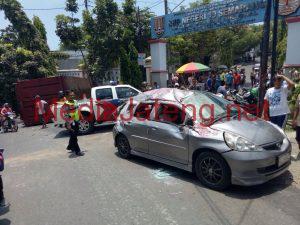 Rem Blong, Tronton Tabrak Honda Jazz di Manyaran