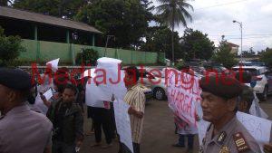 Ganjar Datang Warga Geram