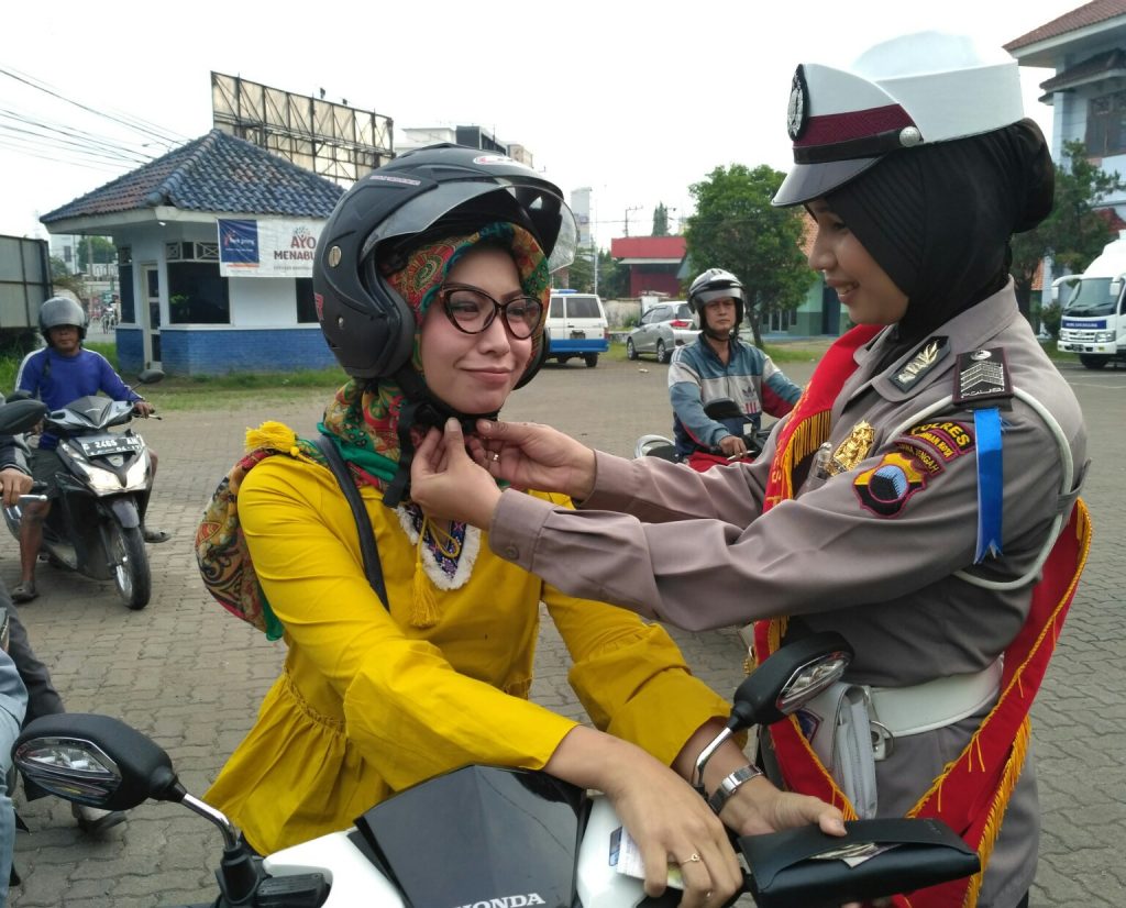 Operasi Simpatik, Polisi Bagi Bagi Helm
