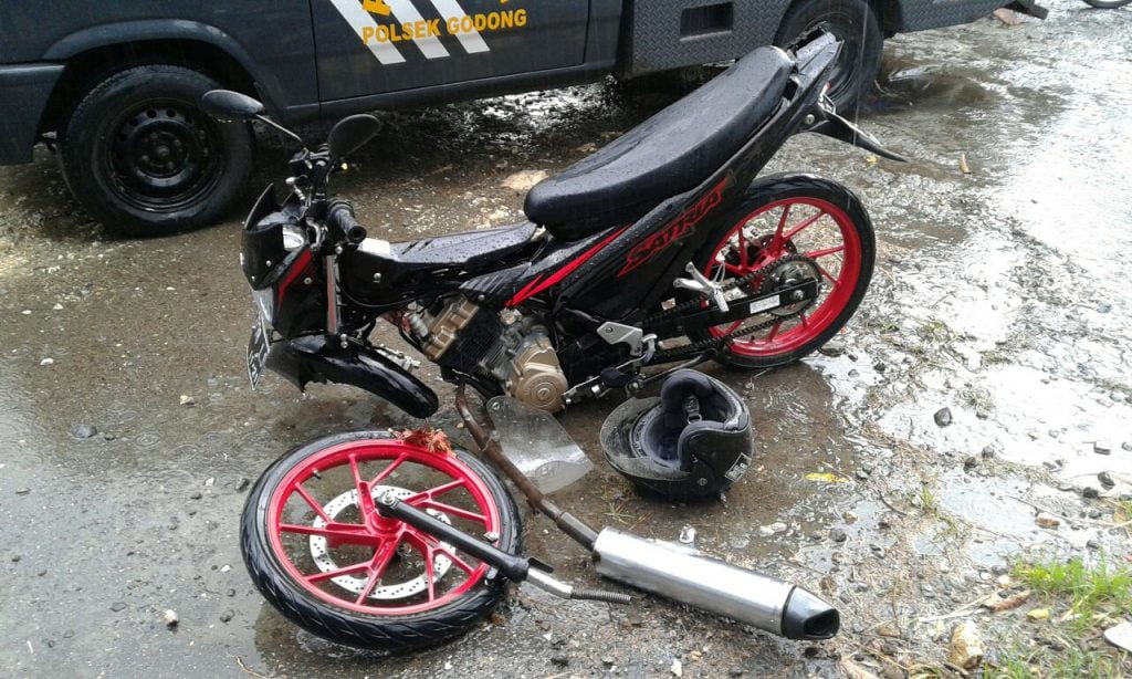 Naik Motor, Pelajar Di Grobogan Tertimpa Pohon