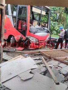 Diduga Rem Blong, BRT Koridor VI Tabrak Warung