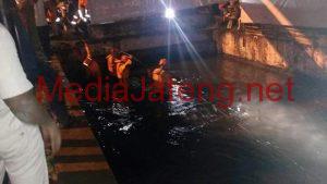 Pengendara Motor Jatuh Dan Terseret Arus di Sungai Jalan Raya Majapahit