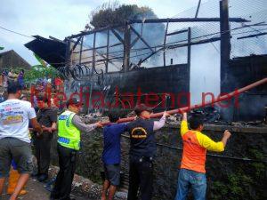 Sebuah Home Industri Drumband di Batang Terbakar