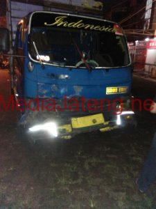 Truk Tanpa Muatan Tabrak Sepeda Motor di Turunan Karanggeneng Gununpati
