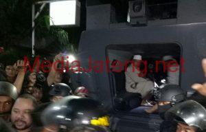 Polisi Evakuasi Pengurus FPI Menggunakan Baracuda