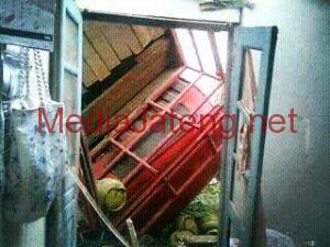 Sedang Bongkar Tabung Elpiji di Resto Fish & Co, Mobil L300 Terjun Ke Rumah Penduduk