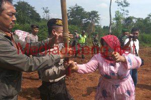 Harga Tak Cocok Warga Melawan Petugas Proyek Tol