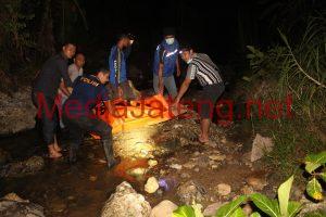 Seorang Pria Tanpa Identitas Ditemukan Membusuk di Dasar Sungai