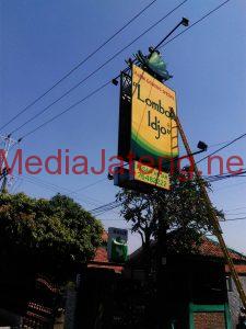 Perbaiki Lampu Baliho, Pekerja Advertising Tersengat Listrik
