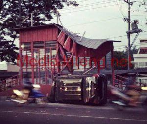 Mobil Yang Menabrak Shulter BRT di Majapahit Diduga Milik Fraksi Golkar DPRD Kabupaten Semarang