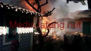 Ditinggal Nonton Karnaval, Dua Rumah Terbakar