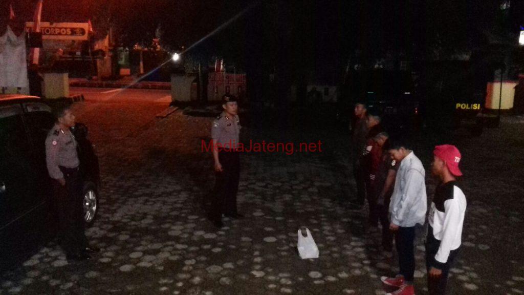 Kedapatan Pesta Miras, Lima Pemuda Digelandang Warga ke Kantor Polisi