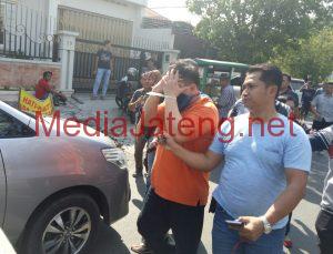 Kepada Tetangga, Karyawan Rumah Pemroduksi Jutaan Butir PCC Adalah Pabrik Roti